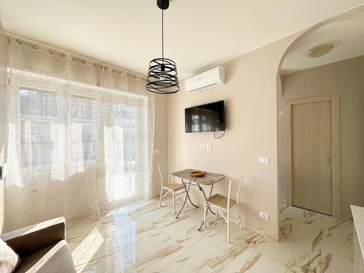 Apartamento Wh - Un Posto Al Sole - Attico Monolocale Con Parcheggio Gratuito - 5 Minuti Dal Centro - Wifi San Remo Exterior foto